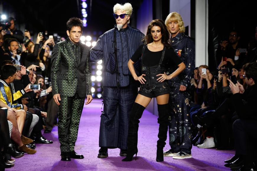 Für den Catwalk-Auftritt mit ihren Jungs Derek Zoolander (Ben Stiller), Mugatu (Will Ferrell) und Hansel (Owen Wilson) warf sich die Schönheit in sexy Shorts und Overknees.