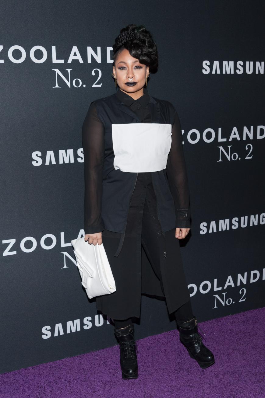Schauspielerin Raven Simone im Gothic-Look mit Septum.