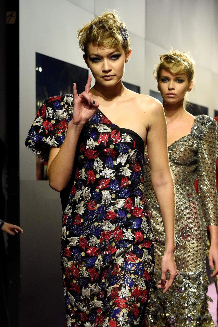 Gigi Hadid tat, was sie am besten kann, und rockte den Catwalk.