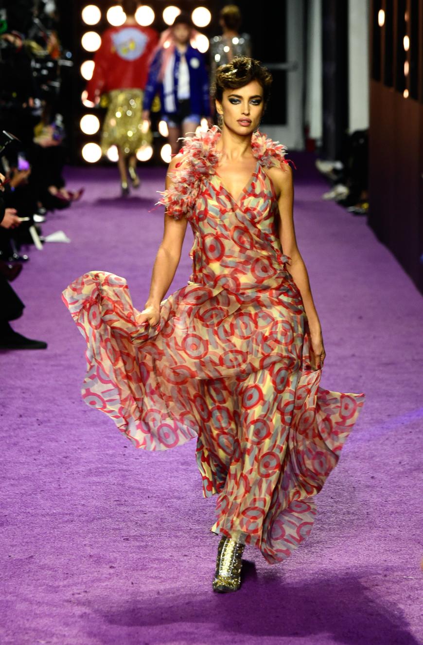 So schön: Irina Shayk im Maxidress auf dem Catwalk