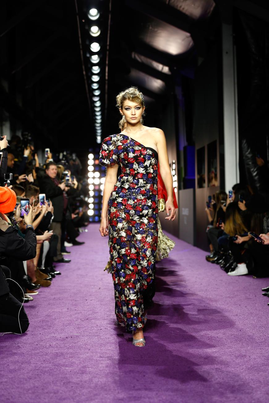 Gigi Hadid führt die Modelriege auf dem Laufsteg an.