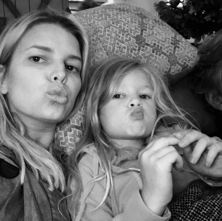 Dicker Schmatzer! Jessica Simpson & Töchterchen Maxwell genießen Zeit zu zweit.