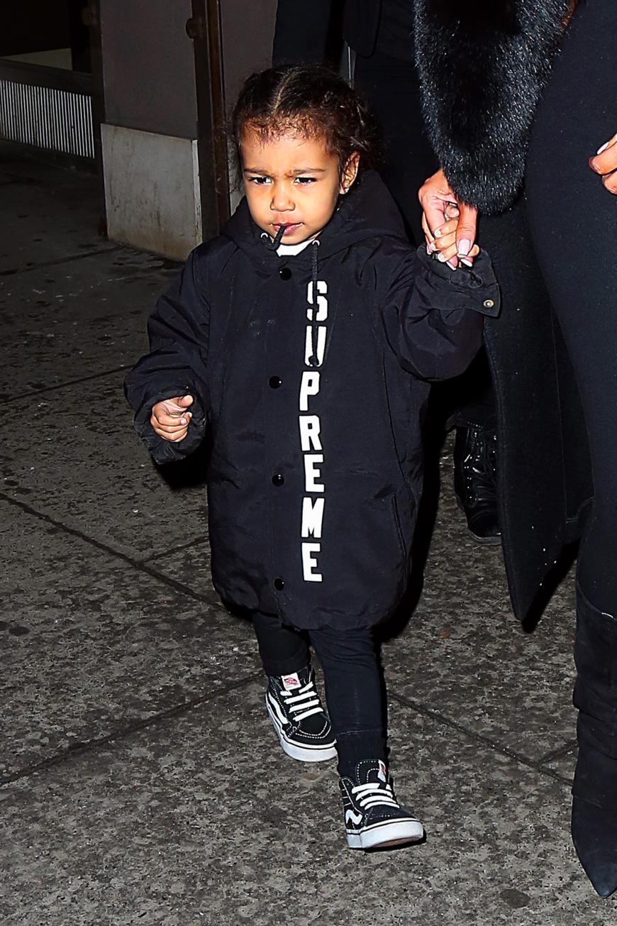 So richtig gut gelaunt ist North nicht. Im coolen Skater-Looks ist die Mini-Fashionista hier mit ihrer Mama in NY unterwegs.