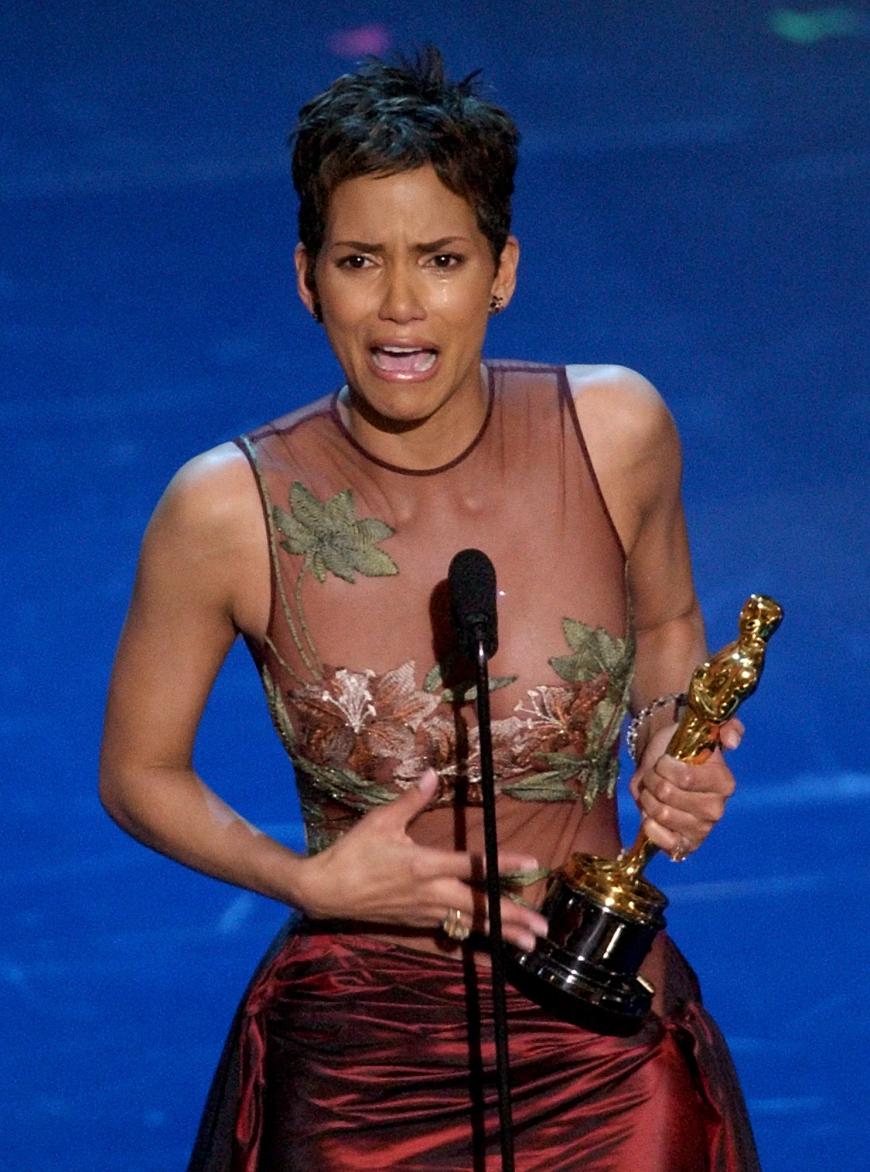 Tränen kullerten auch bei Halle Berry, als sie sich bei Fans, Freunden und der Familie bedankte.