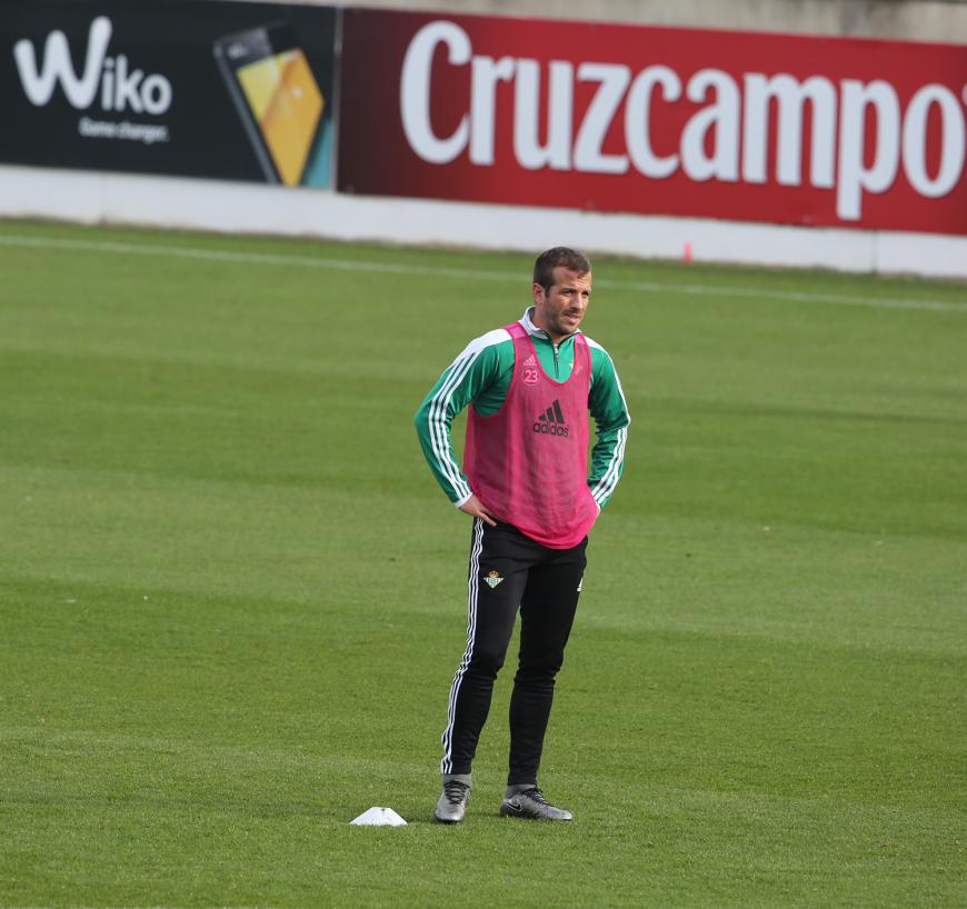 Allein unter Spaniern: Rafael van der Vaart nachdenklich beim Training in Sevilla