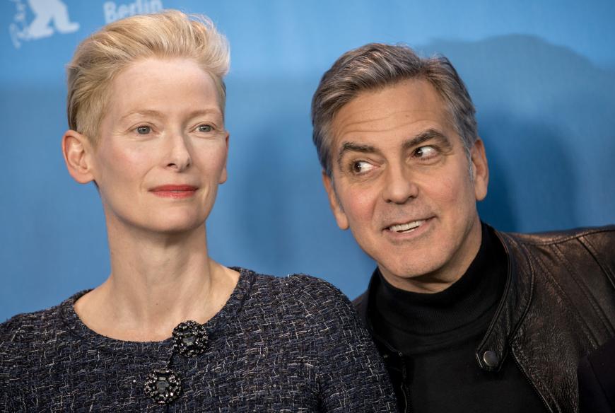 Spaß auf der Berlinale: George Clooney albert mit Tilda Swinton herum.