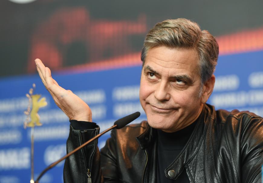 George Clooney ist in der Pressekonferenz bester Dinge ...