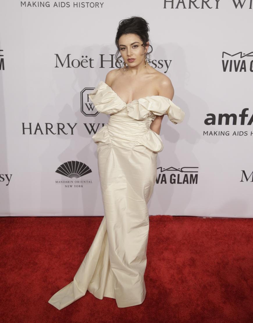 Charli XCX ist nicht für ihren guten Modegeschmack bekannt. Auch bei der amfAR Gala in NY bewies die Sängerin im kitschigen 80ies-Dress wieder ihre ganz eigene Herangehensweise an Mode...