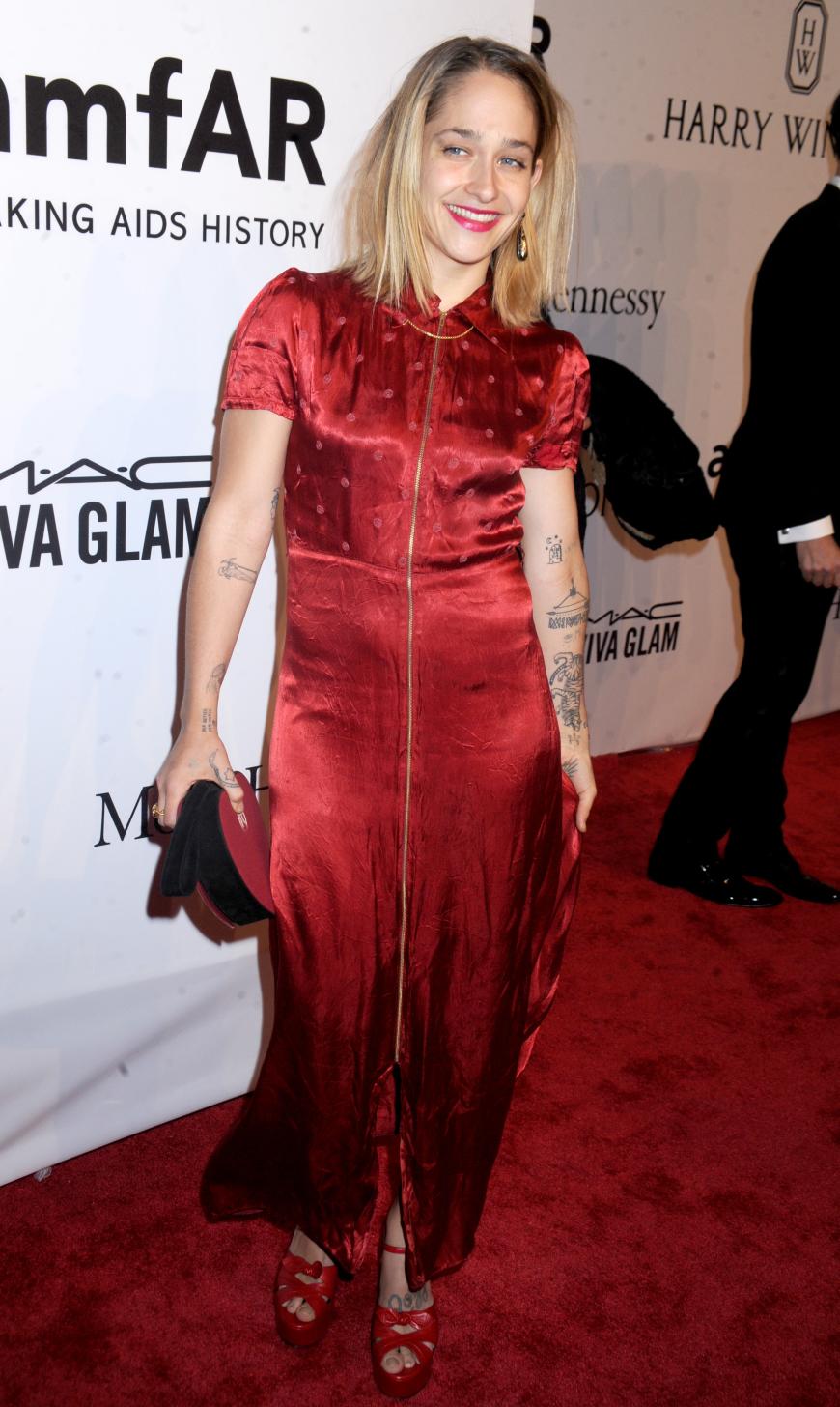 Jemima Kirke hat sich offenbar auch in einem Second Hand Laden eingekleidet. Das rote Satindress passt super zu der exzentrischen
