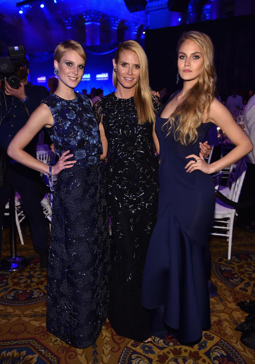 Elena Carrière (rechts) und Kim Hnizdo posieren gekonnt mit ihrer Model-Mentorin. Ein gutes Omen, denn ...