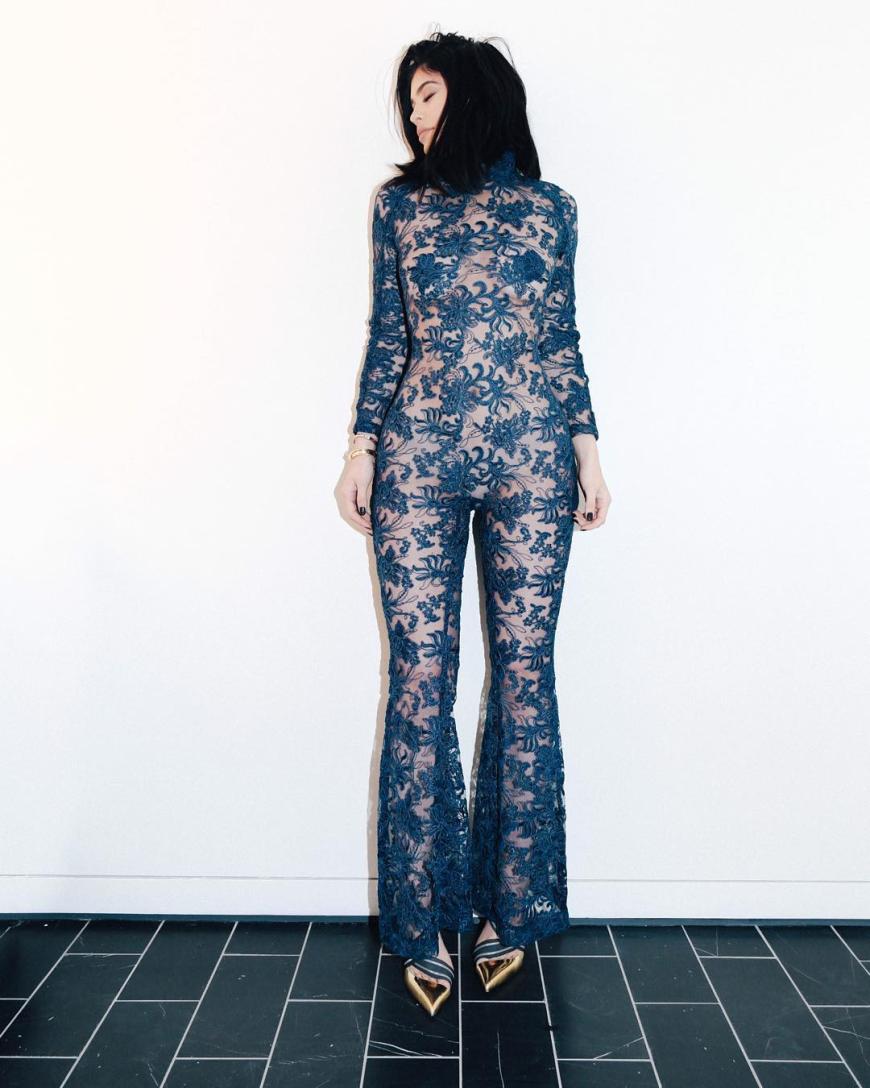 Auch von vorne ist der Spitzenjumpsuit von Kylie Jenner ein Hingucker!