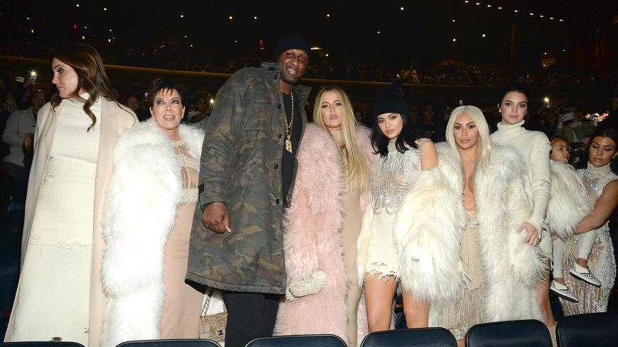 Umringt von den Kardashians strahlt Lamar erstmals nach seinem Krankenhausaufenthalt wieder für die Fotografen.