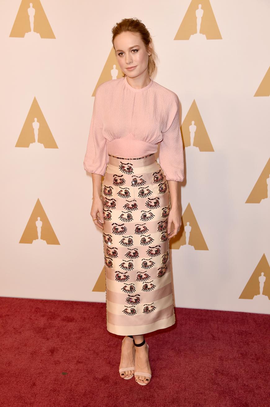 Dieser nudefarbene Look mit extravagantem Midirock könnte langweilig aussehen, tut er aber nicht! Brie Larson sah beim Oscar-Luncheon damit super aus!