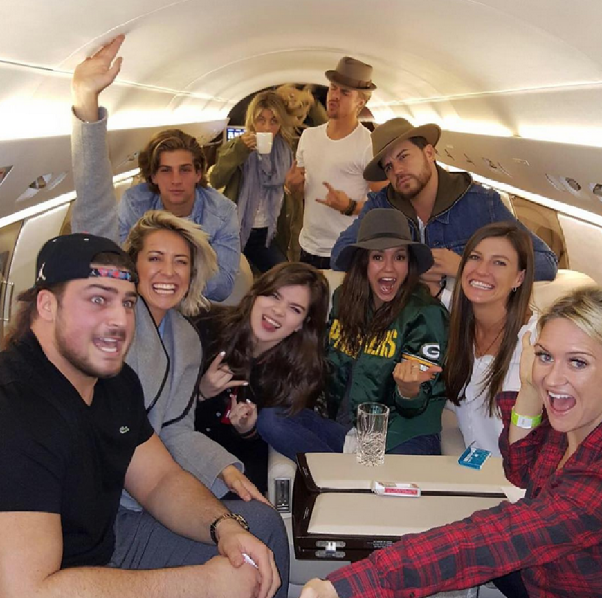 Über den Wolken! - Nina Dobrev feiert im Flugzeug mit ihren Freunden.