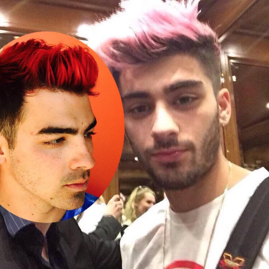 Es wird bunt: Joe Jonas und Zayn Malik tragen Bonbon-Farben auf dem Kopf.
