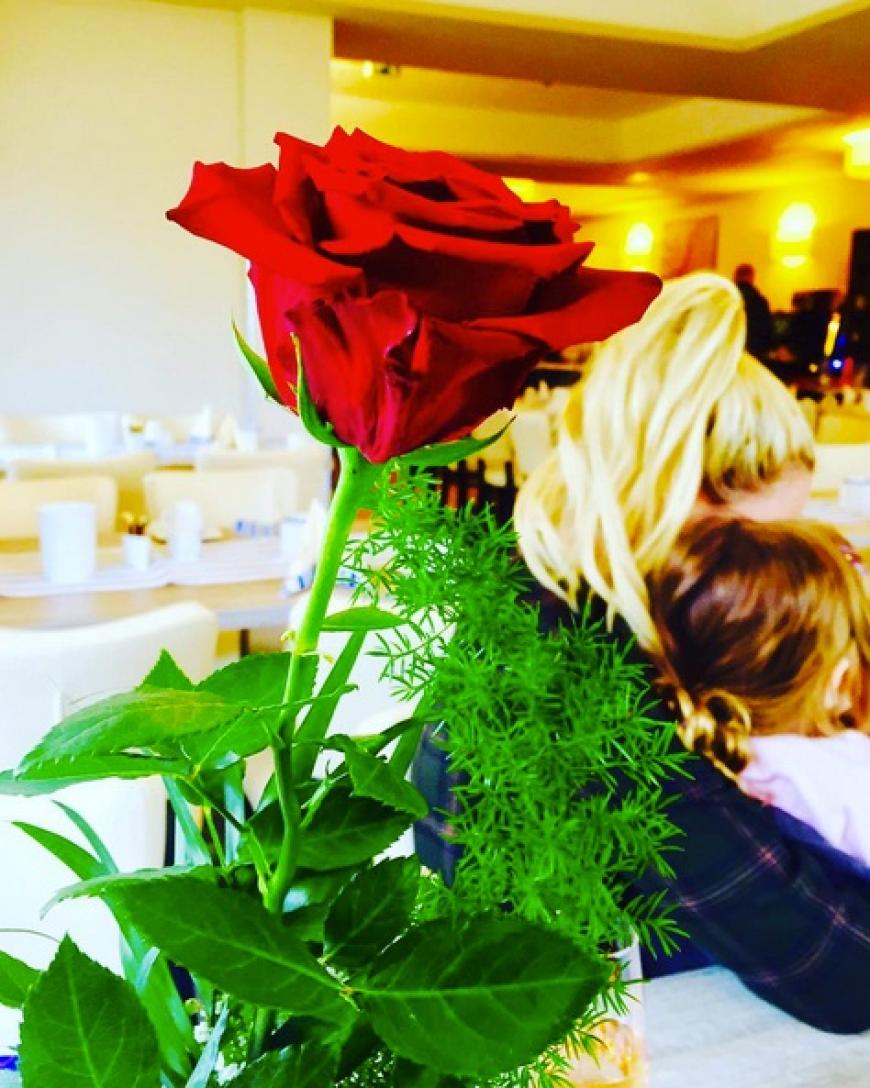 Am Valentinstag kuschelt Angelina mit Roccos Tochter Amelia.