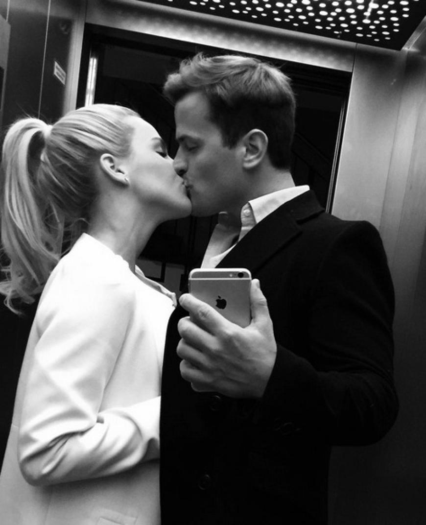 Ein Selfie beim Knutschen: Angelina Heger und Rocco Stark im Aufzug.