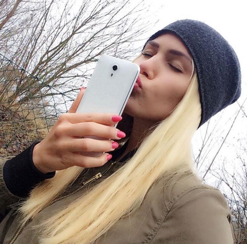 Mittlerweile knutscht Angelina nicht mehr ihr Handy, sondern Rocco Stark.