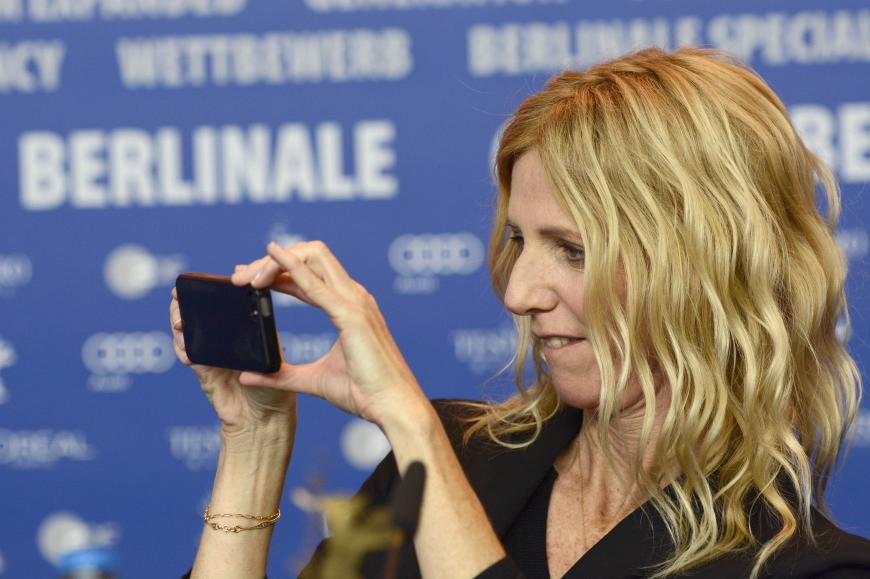 Schauspielerin Sandrine Kiberlain schoss ebenfalls Fotos vom Geschehen.