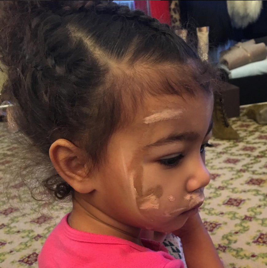 North West hat ihre eigene Contouring-Technik und kurzerhand das Make-up ihrer Mama Kim geklaut.