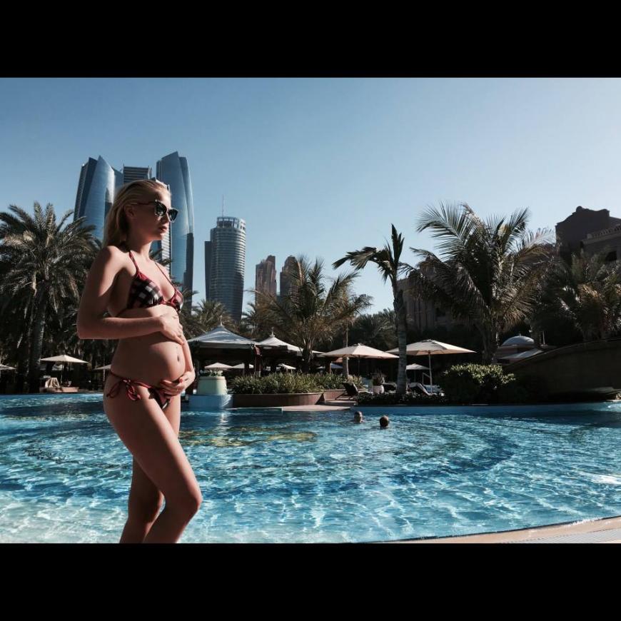 Oksana zeigte ihren Fans bereits ihre Mini-Babykugel.