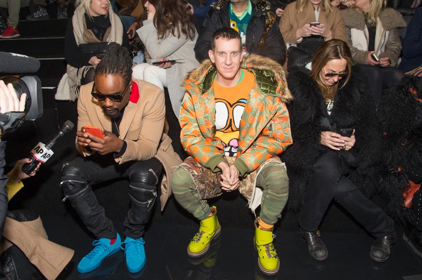 In der Front Row unterstützen Stars wie Rapper Snoop Dogg und Designer Jeremy Scott die Pop-Ikone.