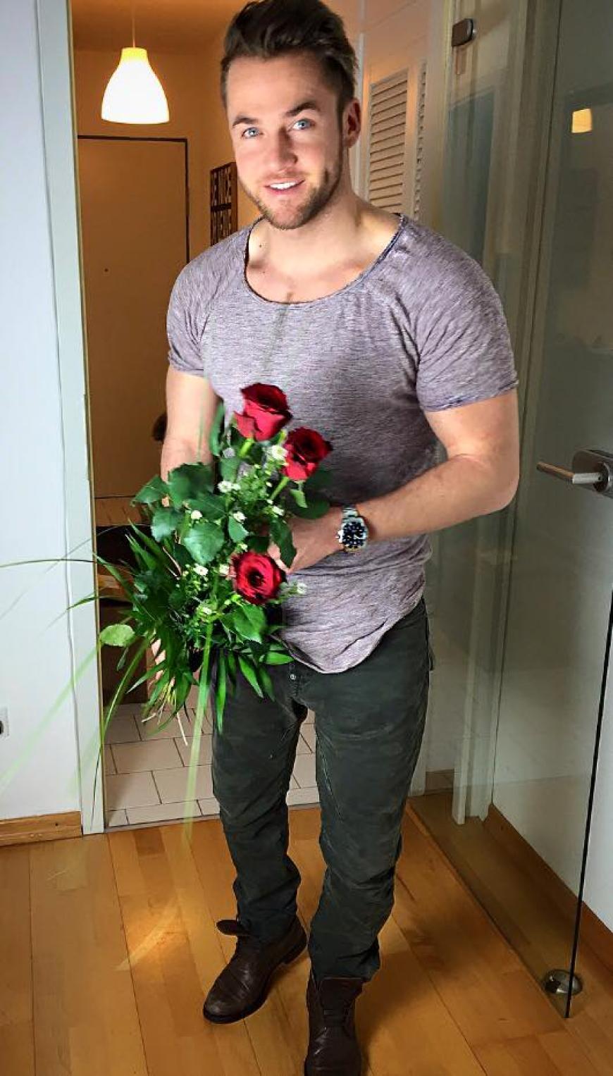 Bachelorette-Philipp ist ganz aufgeregt: „Auch Männer bekommen mal Rosen... Ich war etwas überrascht, als die Dame vom Lieferservice bei mir klingelte! Vielen Dank!