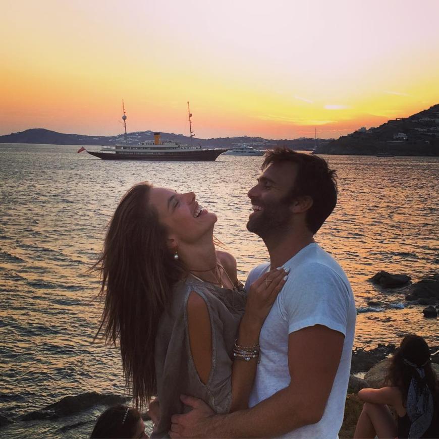 Total verliebt! So happy ist Alessandra Ambrosio mit ihrem Freund Jamie Mazur.