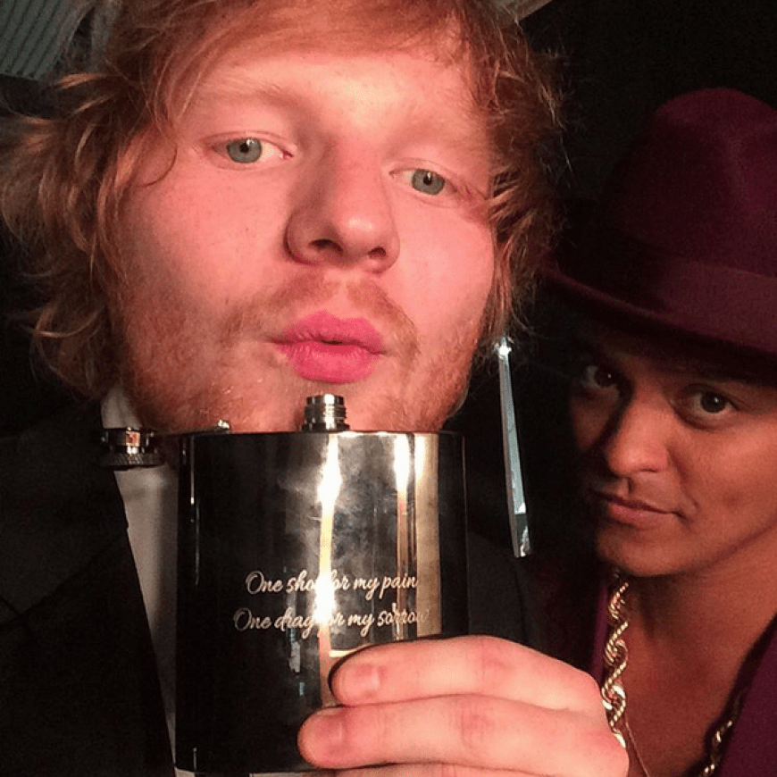 Auch Ed Sheeran greift zum Flachmann und stößt mit Bruno Mars auf ihre Grammys an. Sheeran gewann unter anderem einen Grammy für den