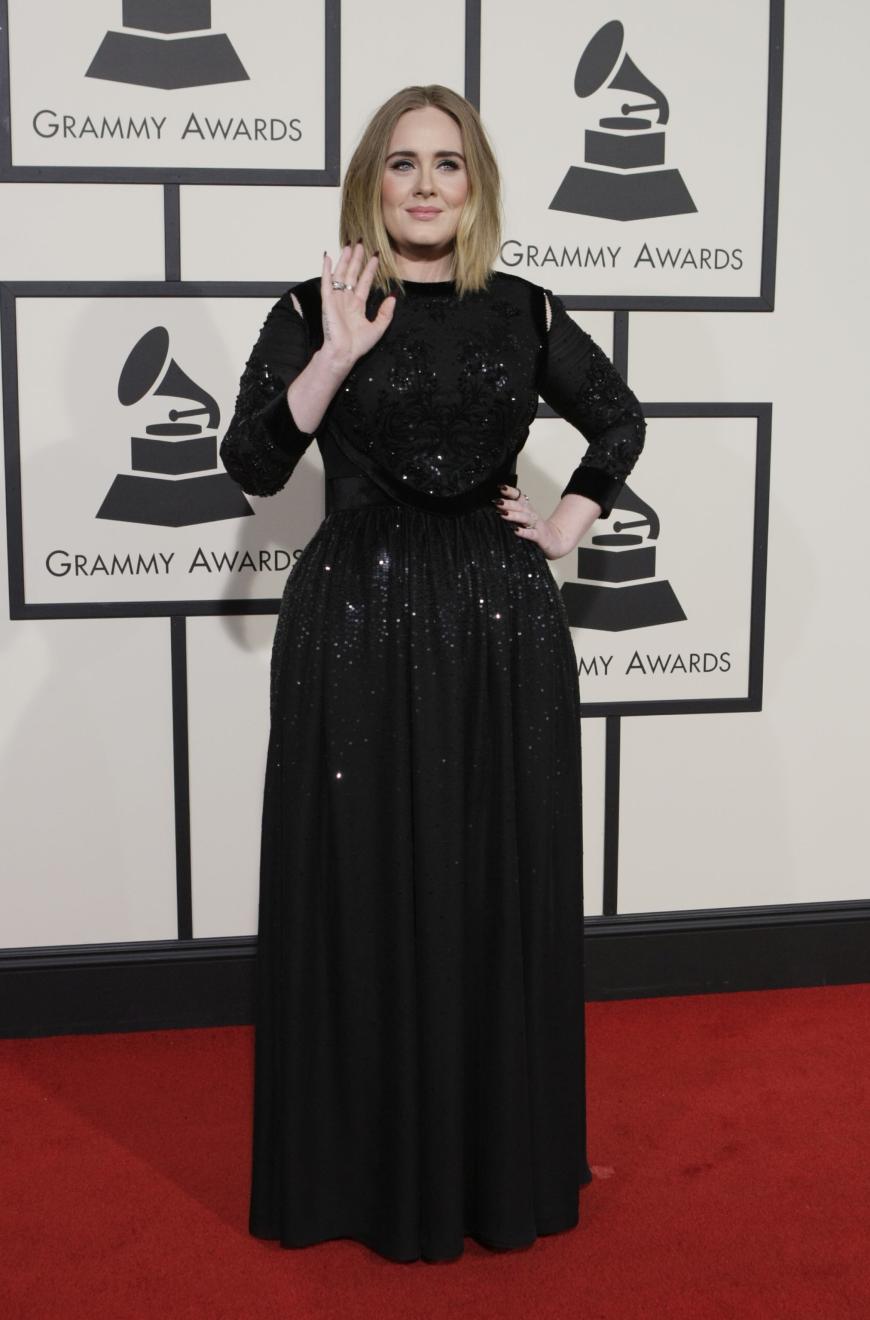 Wow, was für eine Taille! Adele setzte ihre tollen Kurven in einem wunderschönen, bodenlangen Dress mit Glitzer-Details in Szene.