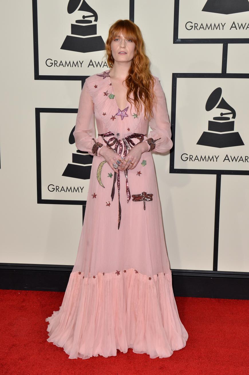 Florence-and-the-Machine-Sängerin Florence Welch tat sich in diesem - offenbar von einem Kleinkind mit Glitzerapplikationen bestickten - Kleid keinen Gefallen.