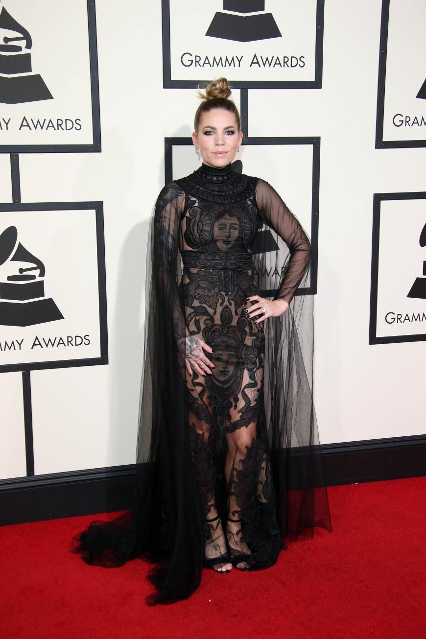 Ganz schwierig finden wir auch diese transparente Robe von Sängerin Skylar Grey.