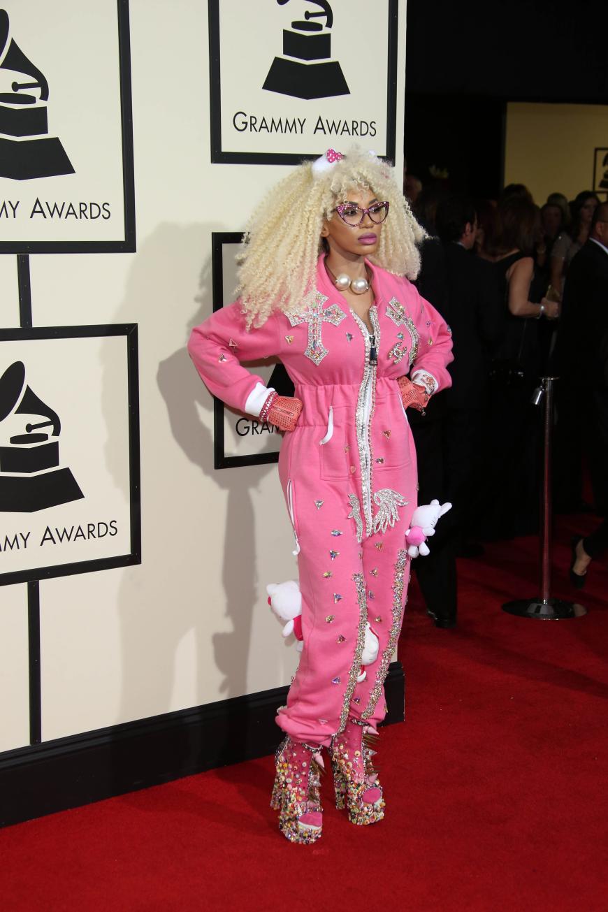 Sängerin Dencia spekulierte vermutlich darauf, mit diesem pinken Hello-Kitty-Strampler in die Presse zu kommen.