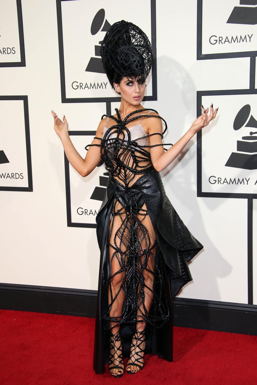 Gut, wenn einen fast keiner kennt, kann man wenigstens mit einem (Horror-)Outfit von sich reden machen: Singer/Songwriterin Z Lala.