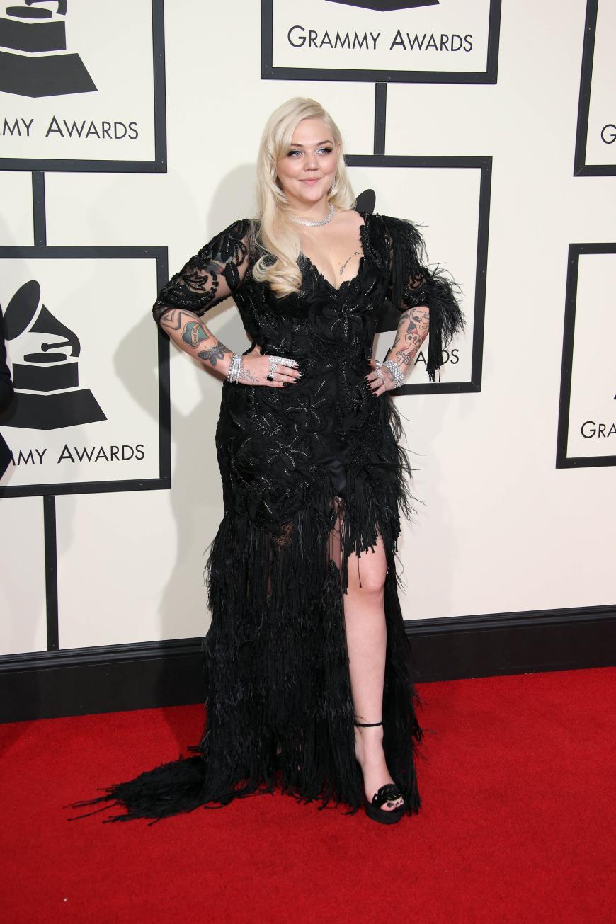 Auch eher problematisch finden wir die fransige Outfit-Wahl von Elle King.