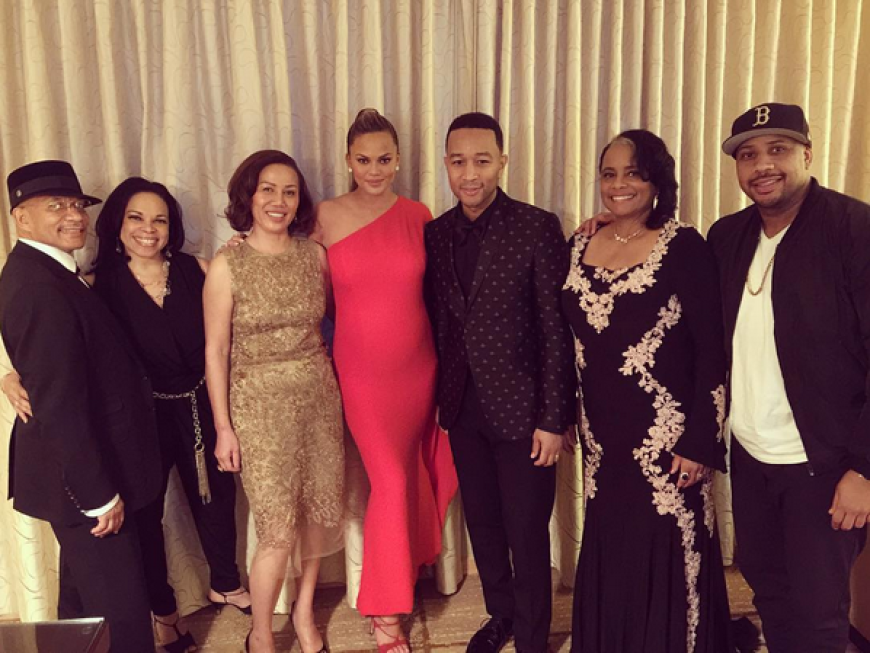 Family Affair: Sänger John Legend feierte Backstage mit seiner schwangeren Frau Chriss Teigen und seiner Familie.