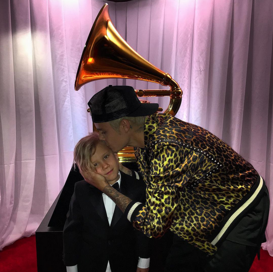 Küsse für seinen größten Schatz: Justin Bieber wurde von seinem Bruder Jaxon zur Verleihung begleitet.