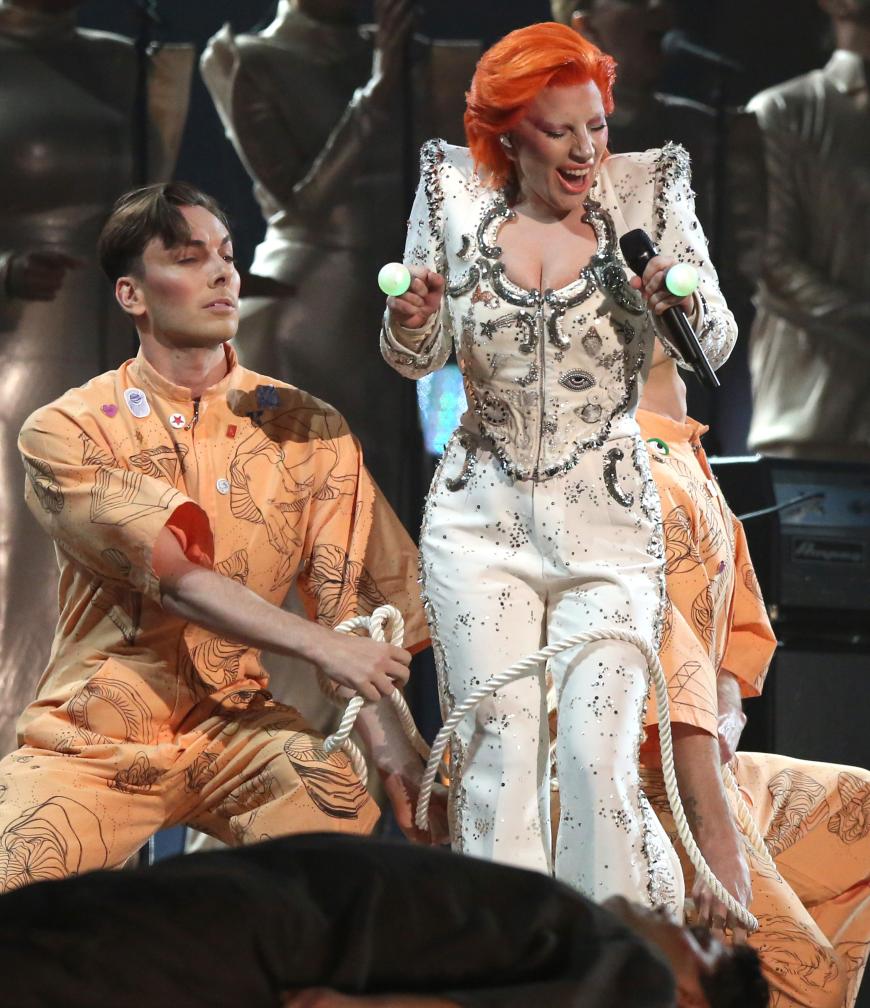 Lady Gaga ehrte bei den Grammys den verstorbenen David Bowie.