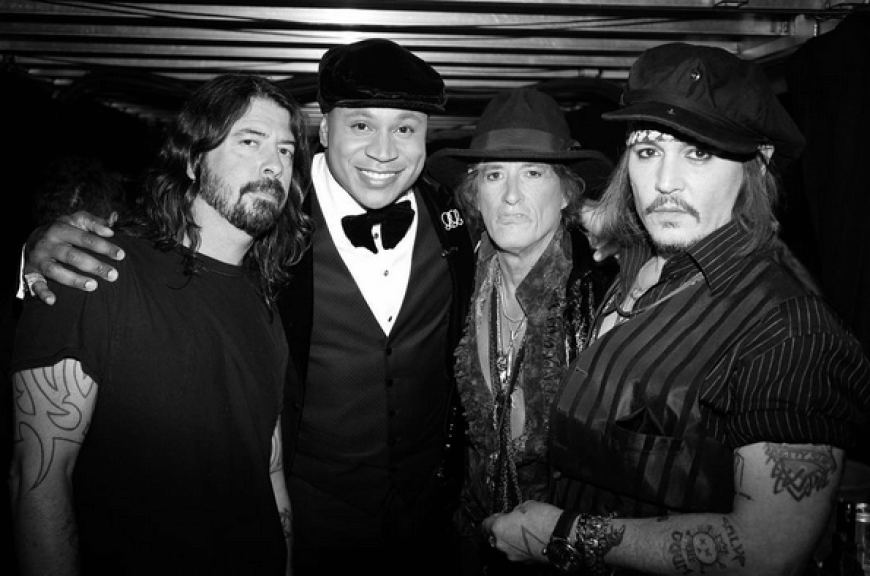 Der Moderator der diesjährigen Grammy-Verleihung, LL Cool J, feierte Backstage mit Dave Grohl (l.) und Johnny Depp (r.)