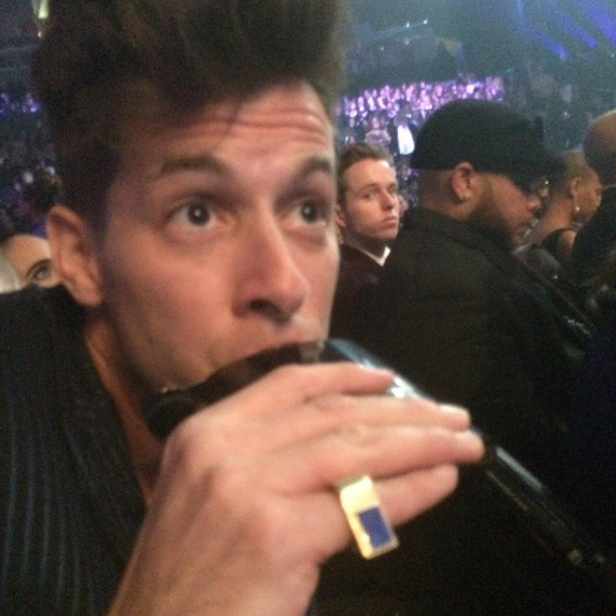 Produzent und Sänger Marc Ronson wird vor der Show von Kollege Bruno Mars mit Alkohol versorgt. Prost!