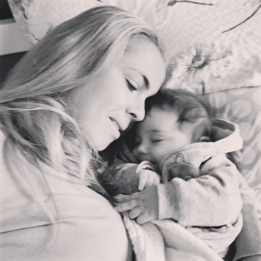 Rebecca Kratz kuschelt mit ihrem Schatz Alaia-Claire.