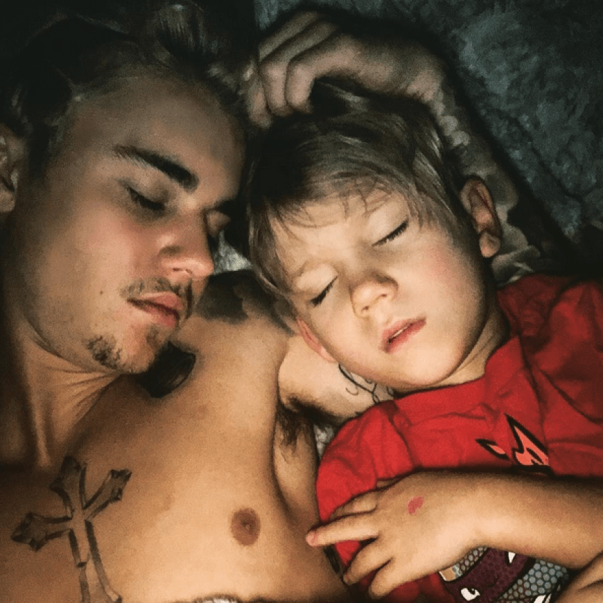Aww! Justin Bieber schmust mit seinem kleinen Bruder Jaxon.
