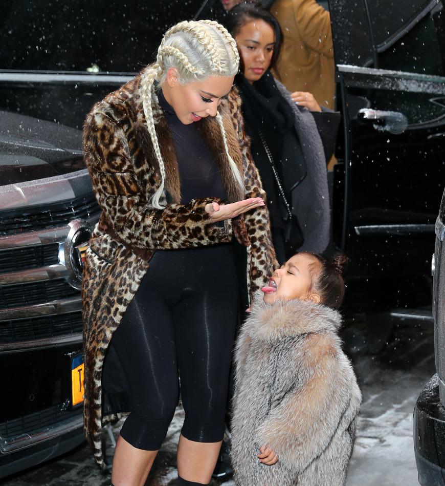 North West schmeckt der Schnee bei eisigen Temperaturen in New York.