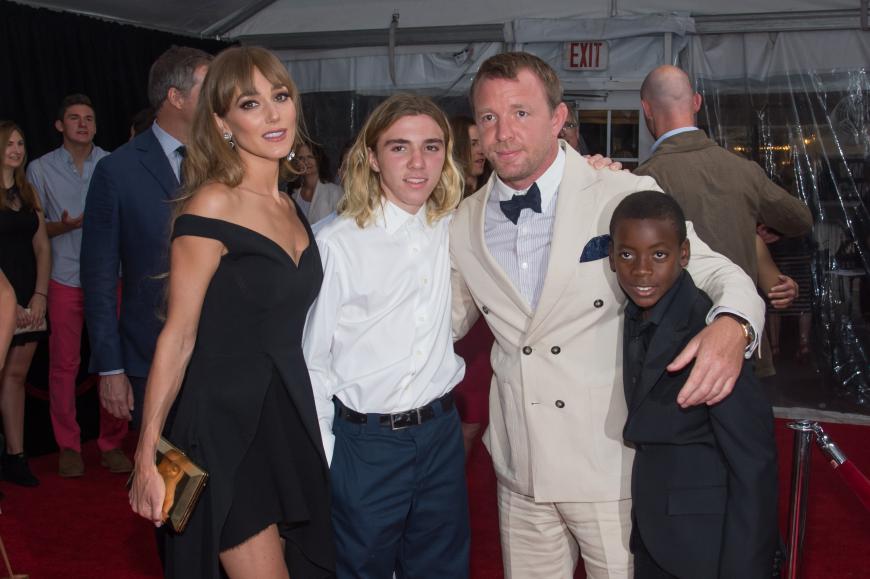 Doch der lebt derzeit Tausende von Kilometer entfernt bei seinem Vater Guy Ritchie und dessen Familie.