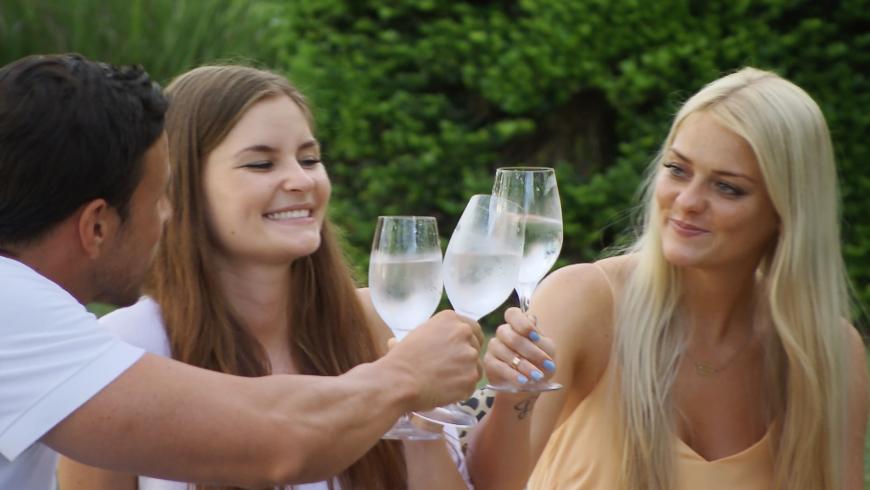 Für Sandra (links) war die Reise beim Bachelor bereits vor der Nacht der Rosen beendet. Daniela (rechts) blieb über Nacht.