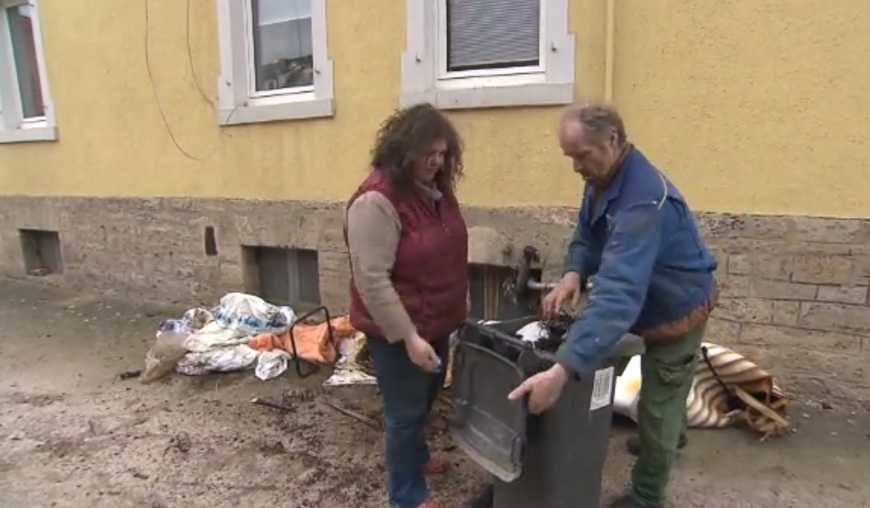 Norbert und Petra entsorgen nach dem Brand die verkohlten Reste.