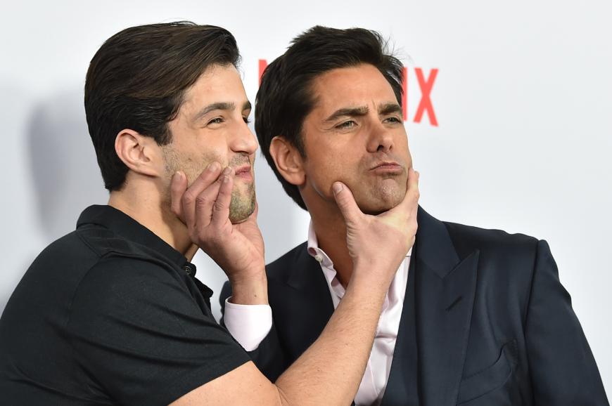 Josh Peck und John Stamos blödeln miteinander herum.
