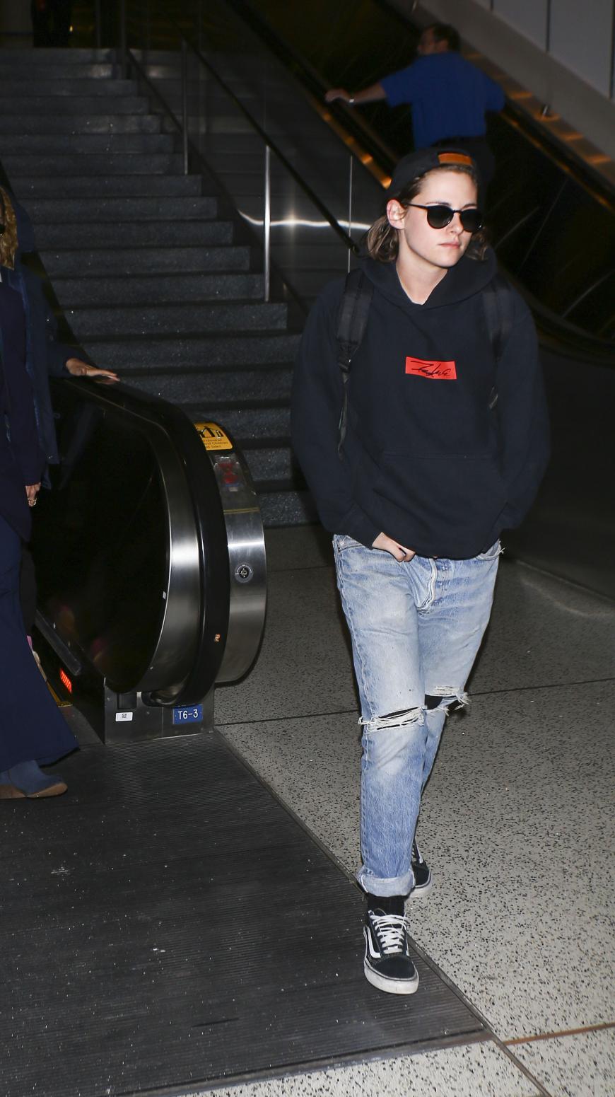 Irgendwie sympathisch, wie Kristen Stewart im Gammel-Look am LAX ankommt... Kommt uns ziemlich bekannt vor.