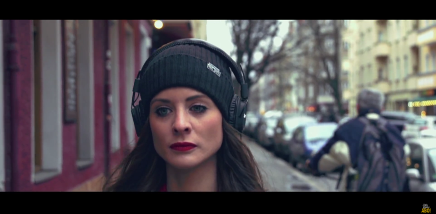 Sarah Bock im Musikvideo zu