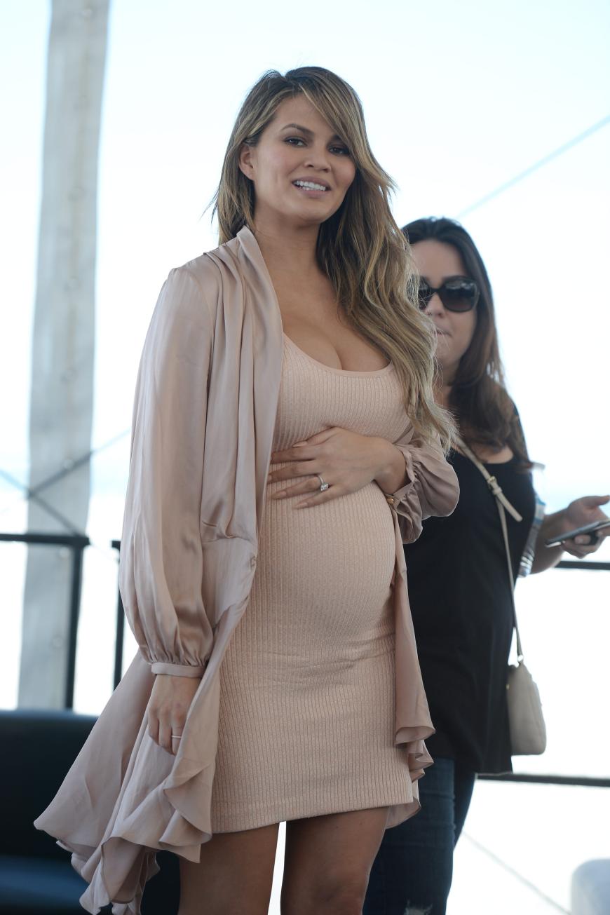 Es kann nicht mehr lange dauern: Chrissy Teigen zeigt ihren XXL-Bauch.